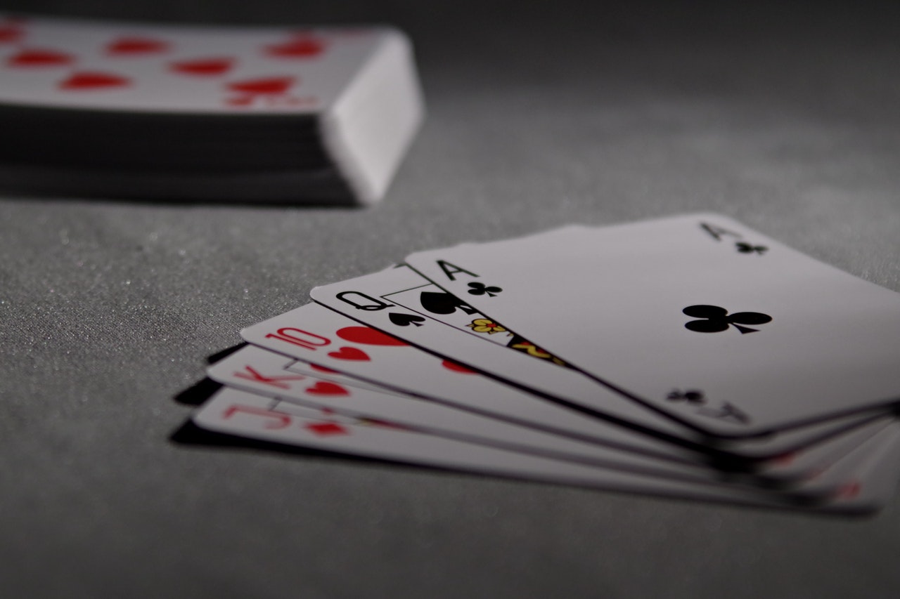 How Professional Gamblers Play Cards: Tips and Tricks